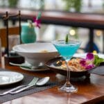 Niebieski koktajl na elegancko nakrytym stole podczas kolacji