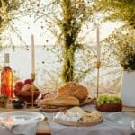 Romantyczny piknik nad jeziorem o zachodzie słońca z owocami i serem