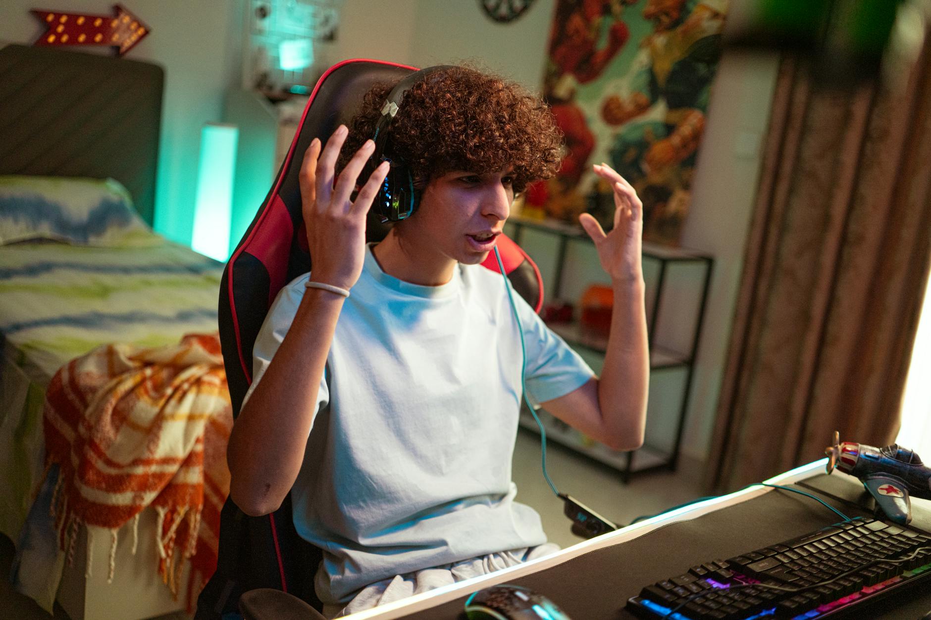 Skupiony nastolatek gra w grę online przy biurku w domu