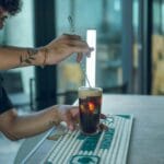 Barman miesza koktajl przy barze w tętniącym życiem Buenos Aires