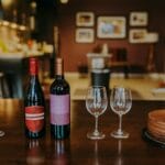 Czekoladowe ciasto z czerwonym winem i świecą na drewnianym stole