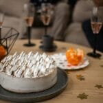 Deserowe ciasto z pomarańczami i kieliszkami wina na drewnianym stole