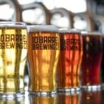 Kolorowe piwa kraftowe w firmowych szklankach 10 Barrel Brewing Co