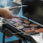 Mięsa i kiełbasy grillowane na ruszcie podczas letniego przyjęcia