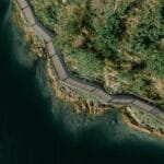 Drewniany pomost nad jeziorem wśród zieleni, widok z lotu ptaka