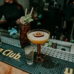 Kolorowe koktajle z wódką smakową na barze w egzotycznej aranżacji