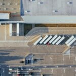 Centrum logistyczne z ciężarówkami widziane z drona w Poznaniu