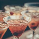 Schłodzone koktajle w kieliszkach martini przygotowane na domówkę