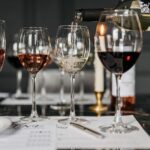 Degustacja win w eleganckiej aranżacji, nalewanie do kieliszków