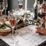 Degustacja wina z deską serów i notatkami degustacyjnymi