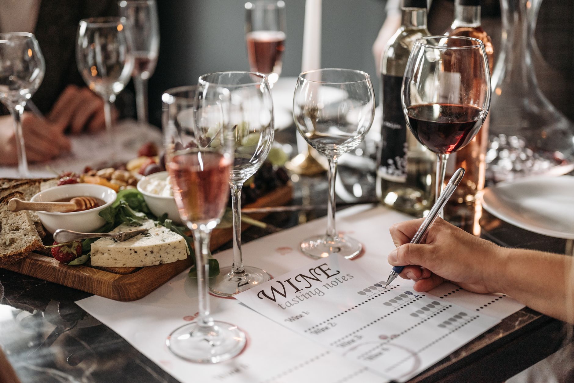 Degustacja wina z deską serów i notatkami degustacyjnymi