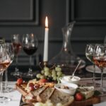 Degustacja wina z deską serów, owocami i świecą w pomieszczeniu