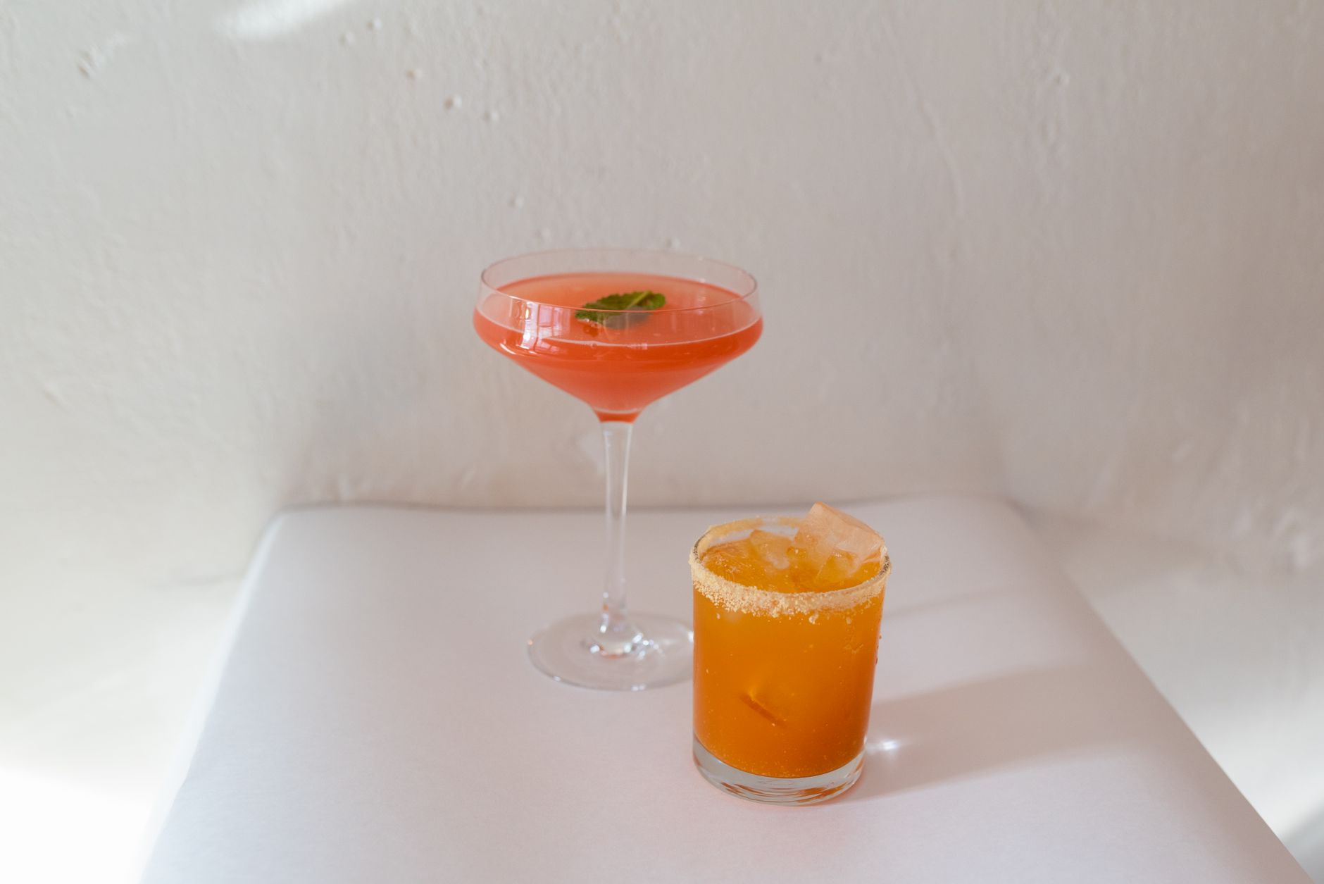 Dwa kolorowe koktajle o niskiej zawartości alkoholu w eleganckich kieliszkach