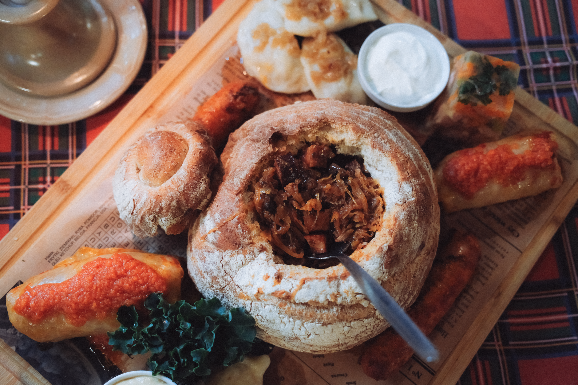 Kuchnia z ognia: wędzone i grillowane potrawy oraz alkohole, które wydobędą ich aromat Kuchnia z ognia: wędzone i grillowane potrawy oraz alkohole, które wydobędą ich aromat