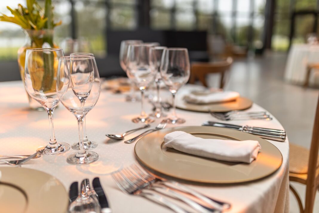 Elegancko nakryty stół z kieliszkami i serwetkami do fine diningu