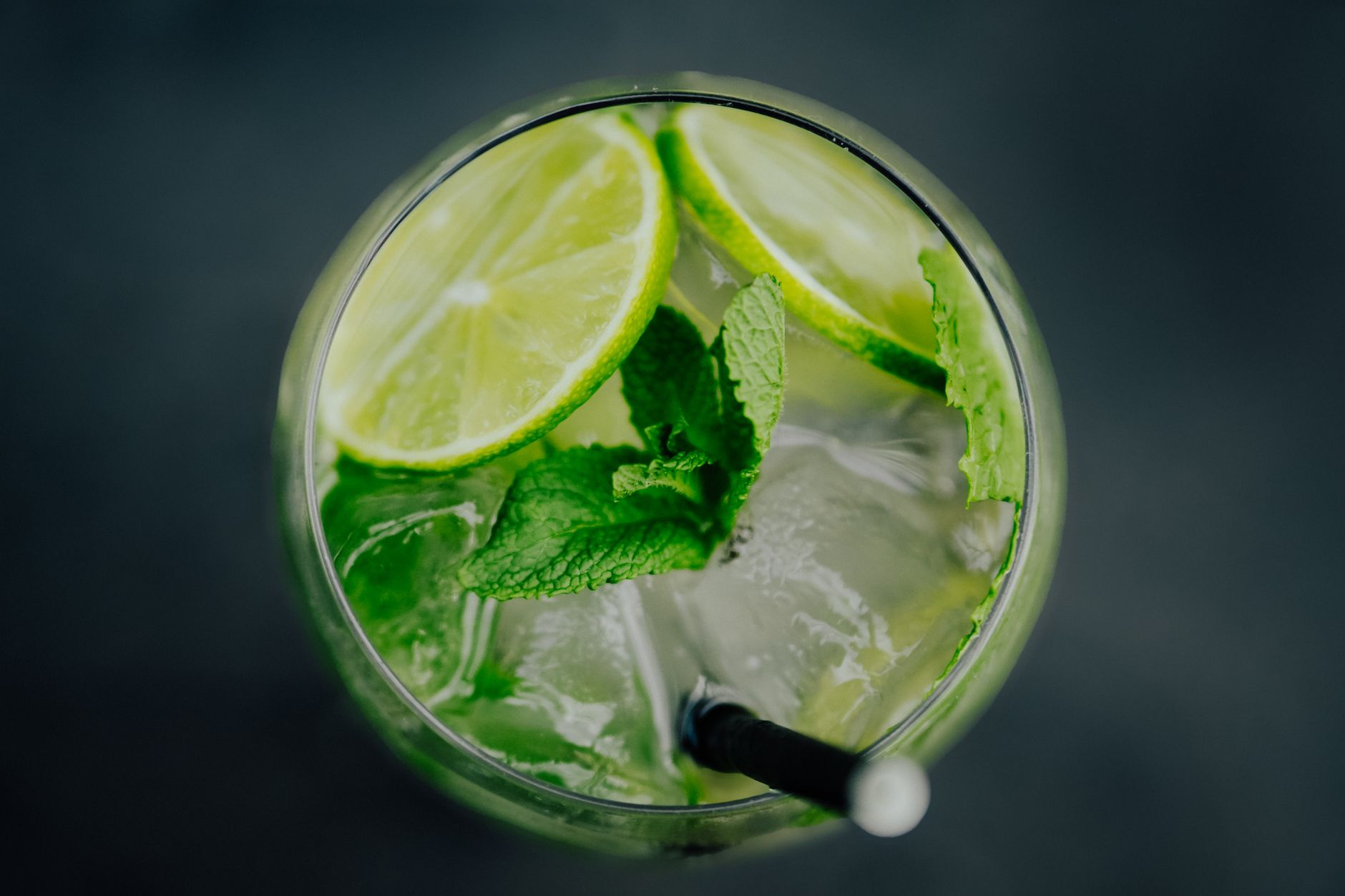 Mojito z limonką, miętą i lodem w szklance widziane z góry